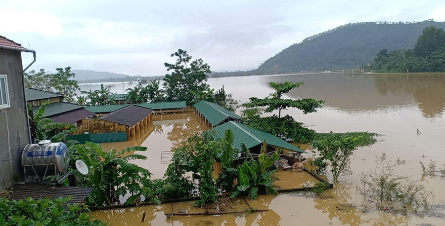 Khu vực chợ Kim Hoa bị bao vây bởi nước lũ. Khu vực chợ Kim Hoa bị bao vây bởi nước lũ.