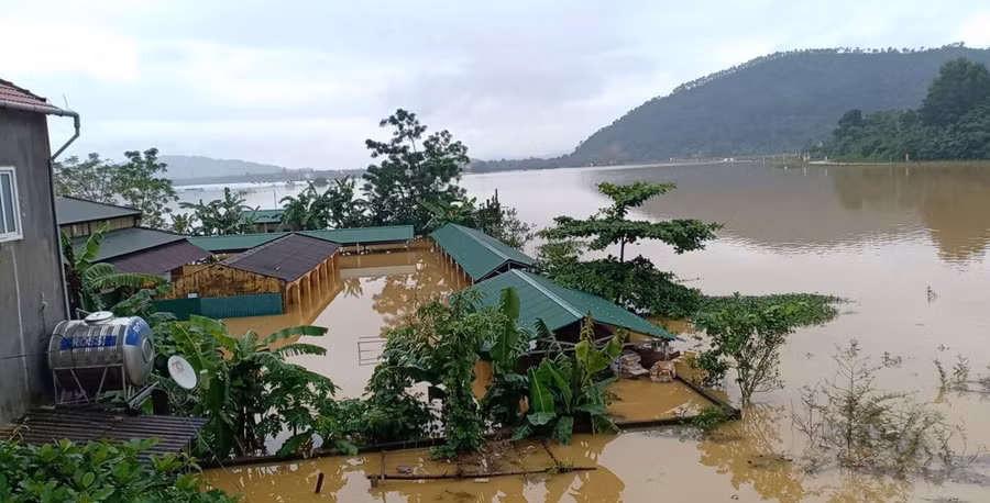 Khu vực chợ Kim Hoa bị bao vây bởi nước lũ.