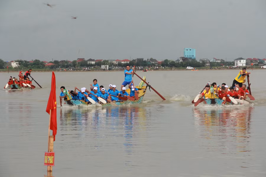 Màn rượt đuổi về đích kịch tính đến từ đội tuyển thôn Liên Thanh và thôn Thượng.