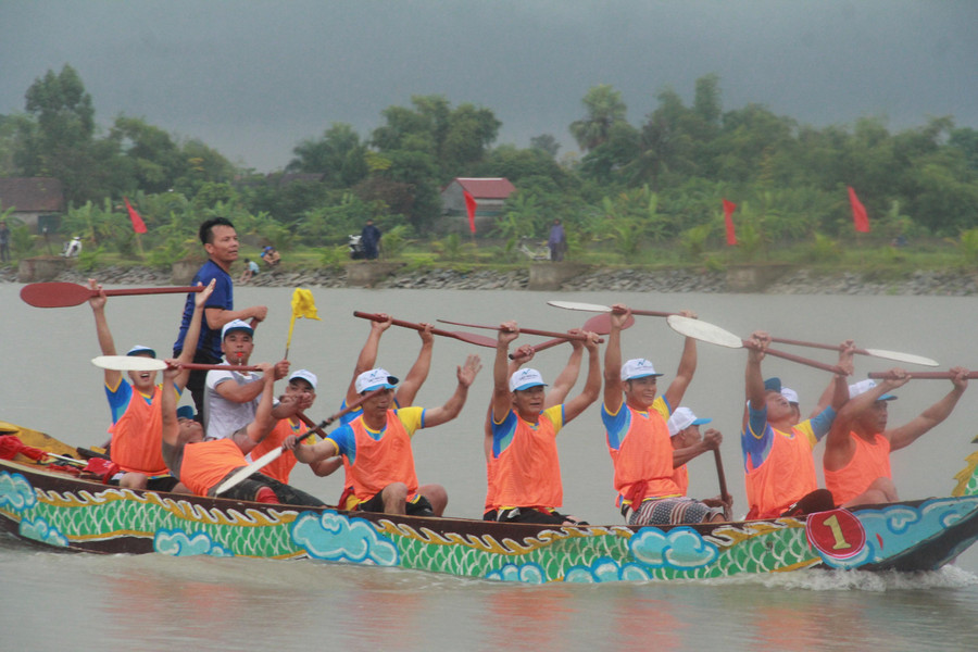 Các đội sẽ bốc thăm chia làm 4 bảng, thi đấu theo hình thức loại trực tiếp, mỗi bảng có 3-4 đội cùng tranh tài. Các đội thi chèo 2 lượt bằng thuyền gỗ trên quãng đường hơn 1,5km tại khu vực Hồ Ghè (xã Thạch Hạ). Các đội sẽ bốc thăm chia làm 4 bảng, thi đấu theo hình thức loại trực tiếp, mỗi bảng có 3-4 đội cùng tranh tài. Các đội thi chèo 2 lượt bằng thuyền gỗ trên quãng đường hơn 1,5km tại khu vực Hồ Ghè (xã Thạch Hạ).