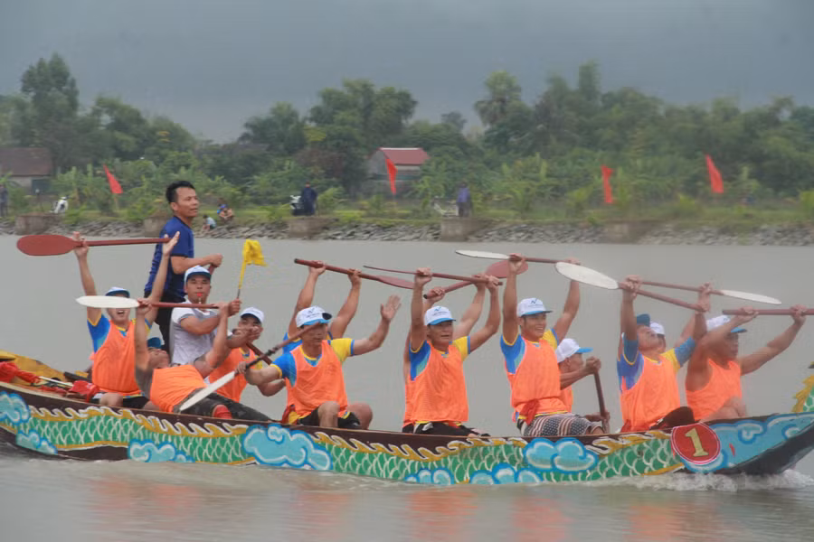 Các đội sẽ bốc thăm chia làm 4 bảng, thi đấu theo hình thức loại trực tiếp, mỗi bảng có 3-4 đội cùng tranh tài. Các đội thi chèo 2 lượt bằng thuyền gỗ trên quãng đường hơn 1,5km tại khu vực Hồ Ghè (xã Thạch Hạ).