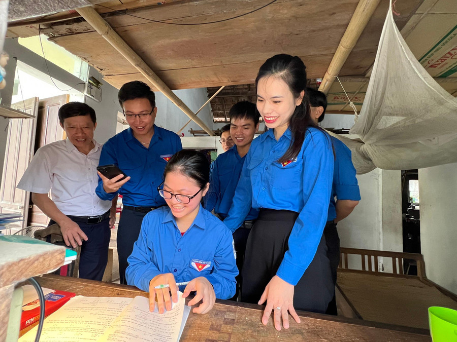 Tỉnh đoàn Hà Tĩnh động viên và tặng quà em Nguyễn Thị Luy (trường THPT Đồng Lộc). Tỉnh đoàn Hà Tĩnh động viên và tặng quà em Nguyễn Thị Luy (trường THPT Đồng Lộc).