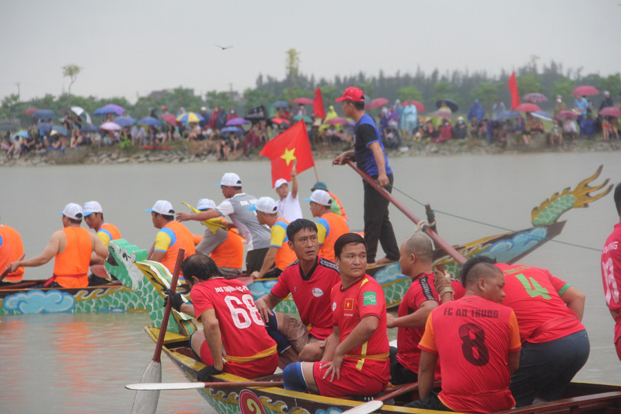 Tham gia hội đua thuyền năm nay có 11 đội với gần 200 vận động viên đến từ các thôn, xóm trên địa bàn xã Thạch Hạ. Tham gia hội đua thuyền năm nay có 11 đội với gần 200 vận động viên đến từ các thôn, xóm trên địa bàn xã Thạch Hạ.