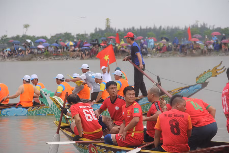 Tham gia hội đua thuyền năm nay có 11 đội với gần 200 vận động viên đến từ các thôn, xóm trên địa bàn xã Thạch Hạ.