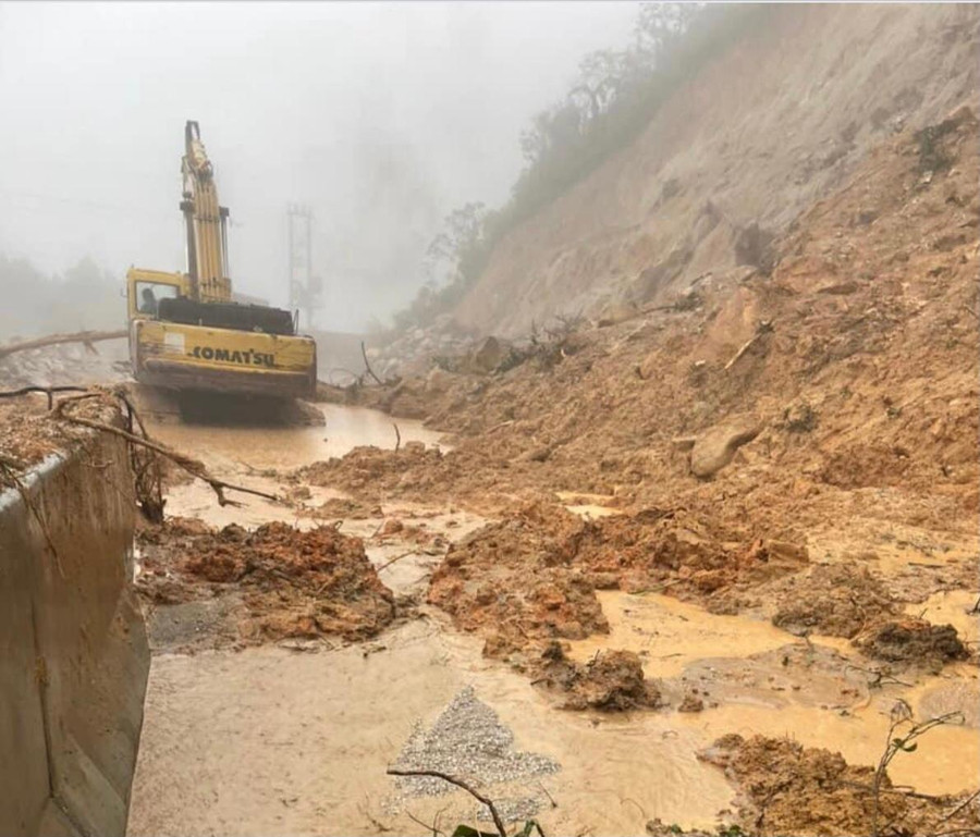 Lực lượng chức năng huy động phương tiện máy móc dọn dẹp để các phương tiện lưu thông.