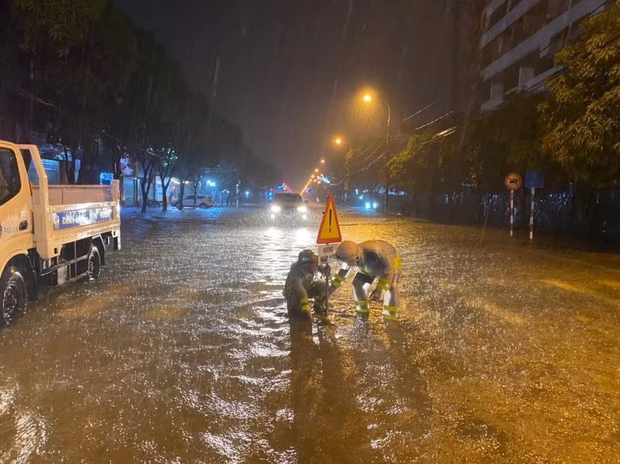 Lực lượng CSGT TP Hà Tĩnh cắm biển cảnh báo tại những tuyến đường ngập nặng.