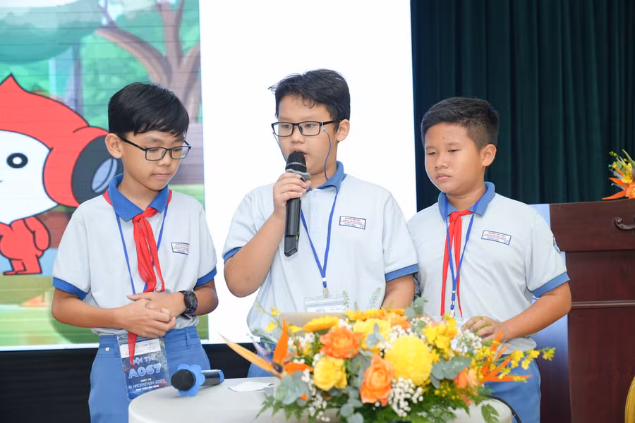 Học sinh tiểu học thuyết trình dự án với ban giám khảo.