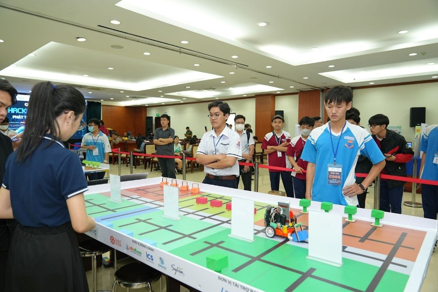 Học sinh THCS và THPT thi lập trình robot có tích hợp camera và ứng dụng AI. Học sinh THCS và THPT thi lập trình robot có tích hợp camera và ứng dụng AI.