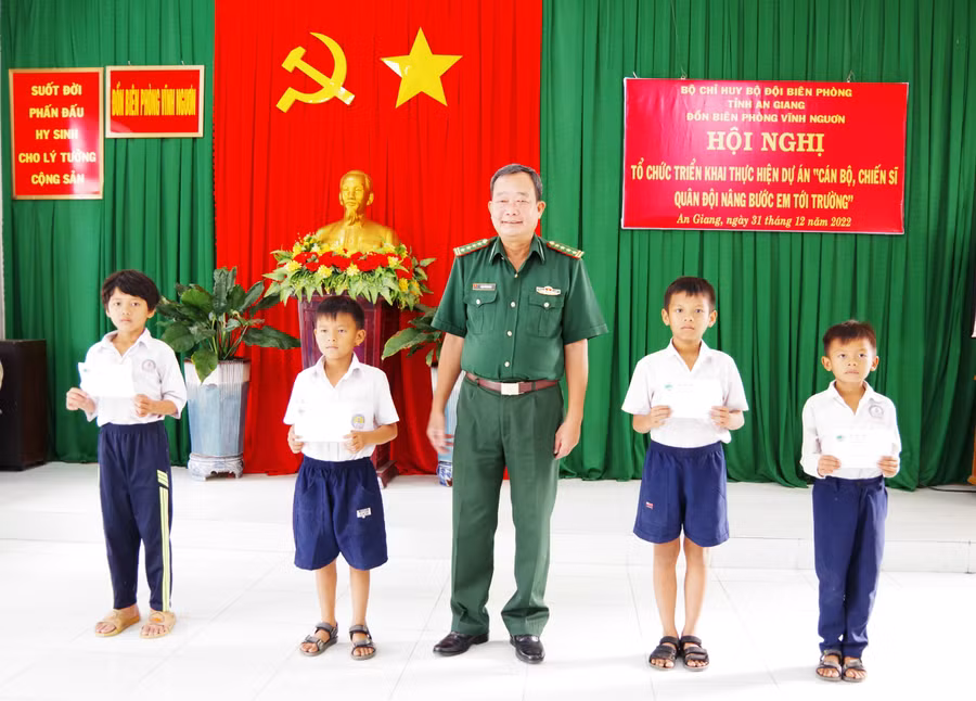 Đại tá Phạm Văn Phong trao học bổng “Cán bộ, chiến sĩ quân đội nâng bước em tới trường”.