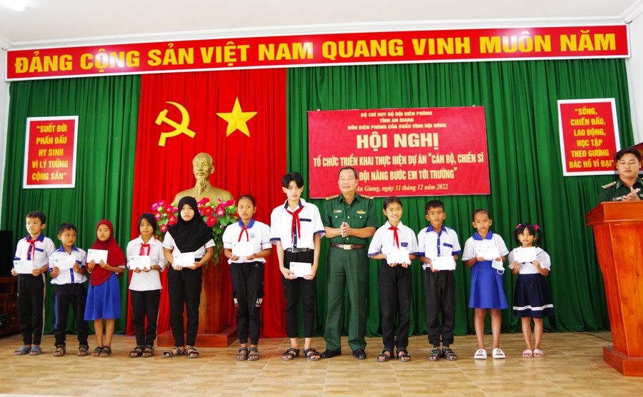 22 em học sinh DTTS được nhận học bổng đợt này.