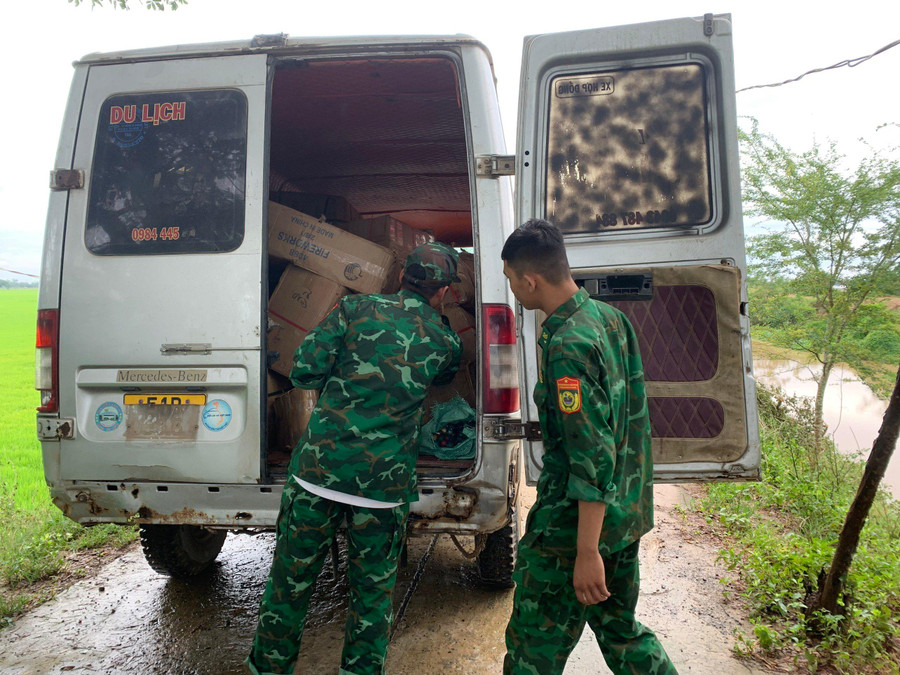Phương tiện chở pháo lậu bị lực lượng biên phòng phát hiện, bắt giữ. Phương tiện chở pháo lậu bị lực lượng biên phòng phát hiện, bắt giữ.