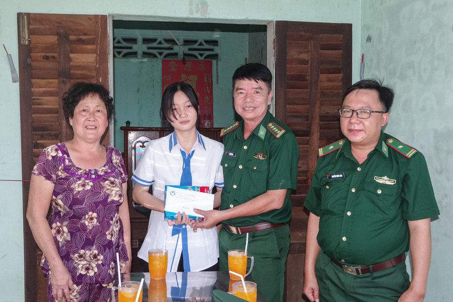 Lãnh đạo Bộ Chỉ huy bộ đội Biên phòng Sóc Trăng trao học bổng cho học sinh nghèo. Lãnh đạo Bộ Chỉ huy bộ đội Biên phòng Sóc Trăng trao học bổng cho học sinh nghèo.