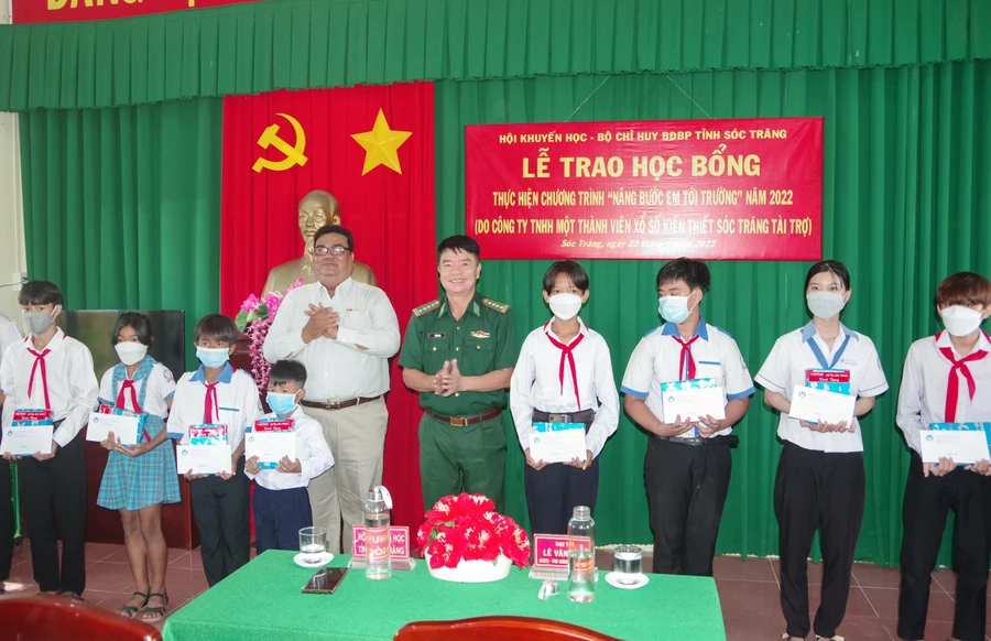 Hội khuyến học và Bộ đội Biên phòng Sóc Trăng trao học bổng cho học sinh có hoàn cảnh khó khăn.