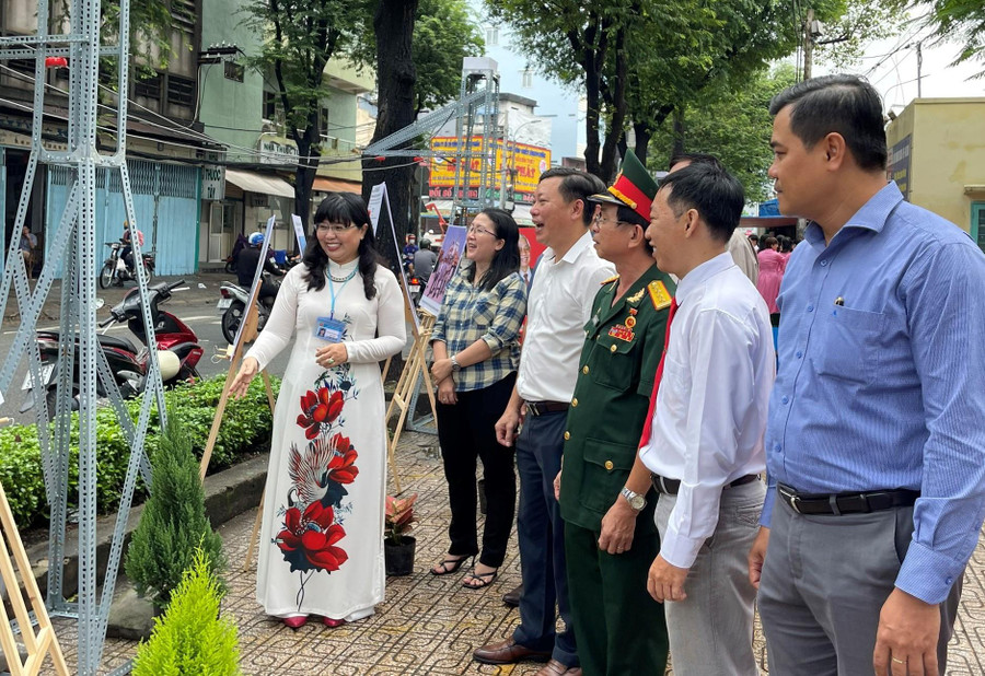 Đại biểu tham quan triển lãm. Đại biểu tham quan triển lãm.