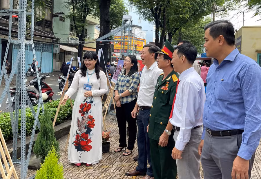 Đại biểu tham quan triển lãm. Đại biểu tham quan triển lãm.