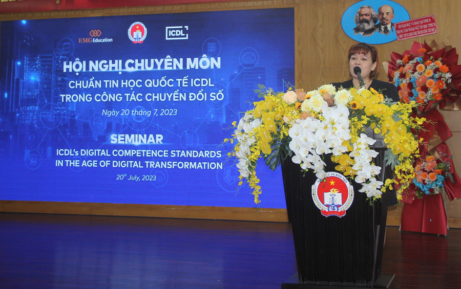Bà Nguyễn Phương Lan chia sẻ tại hội nghị. Bà Nguyễn Phương Lan chia sẻ tại hội nghị.