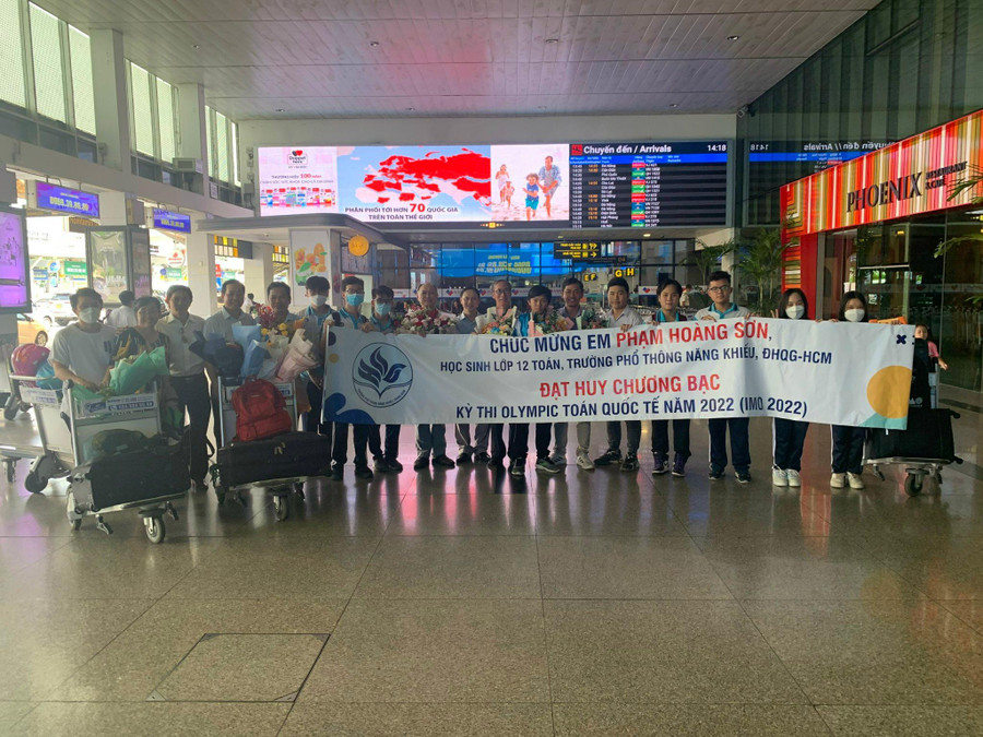 Thầy cô và các bạn Trường Phổ thông năng khiếu-Đại học Quốc Gia TPHCM ra sân bay Tân Sơn Nhất đón Hoàng Sơn và đoàn dự thi IMO 2022 từ Na Uy về. Thầy cô và các bạn Trường Phổ thông năng khiếu-Đại học Quốc Gia TPHCM ra sân bay Tân Sơn Nhất đón Hoàng Sơn và đoàn dự thi IMO 2022 từ Na Uy về.