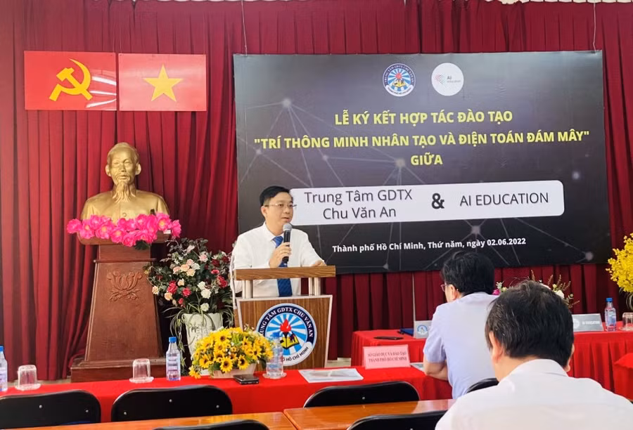 Ông Đỗ Minh Hoàng, Giám đốc TTGDTX Chu Văn An phát biểu về chương trình hợp tác.