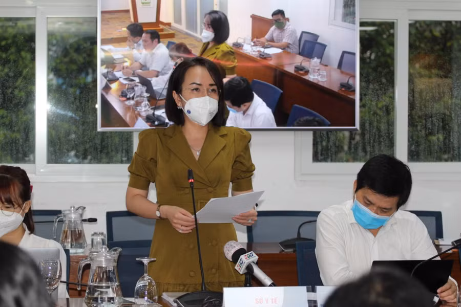 Bà Như thông tin tình trạng thiếu thuốc bảo hiểm y tế tại một số trạm y tế trên địa bàn TPHCM.