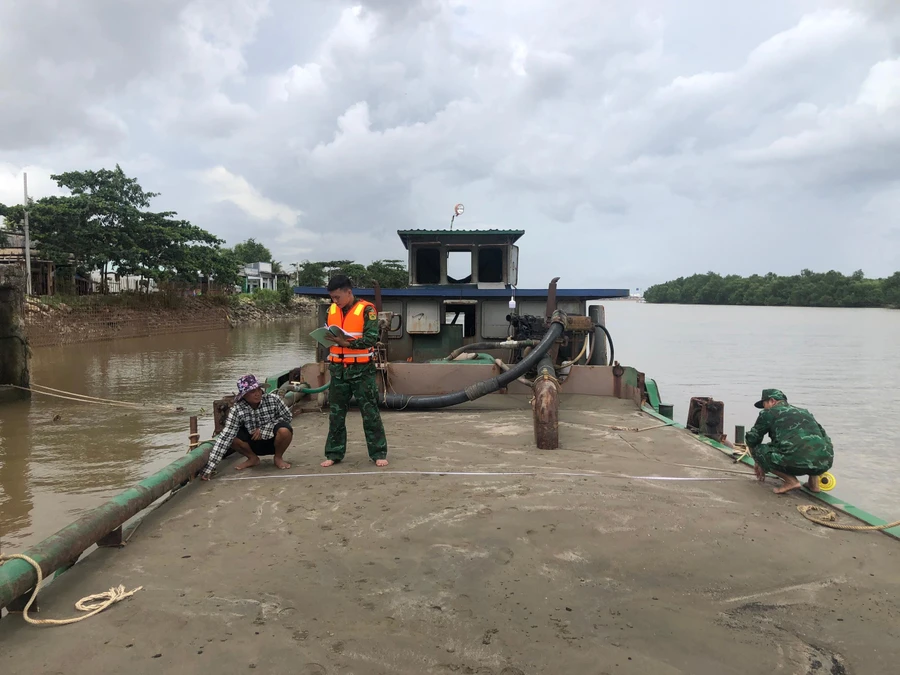 Lực lượng Biên phòng tiến hành kiểm tra phương tiện.