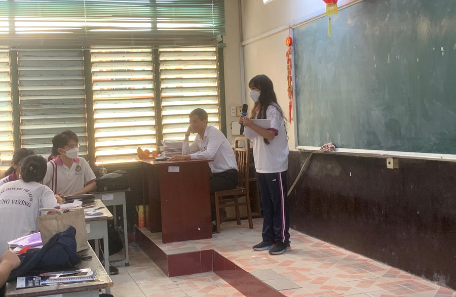 Thầy Phương trong một tiết học ở lớp (Ảnh: Minh Thư). Thầy Phương trong một tiết học ở lớp (Ảnh: Minh Thư).