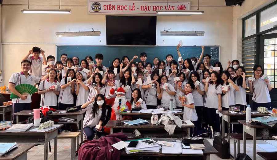 Thầy Phương hóa trang thành Ông già Noel trong một hoạt động của lớp (Ảnh: Nhân vật cung cấp).