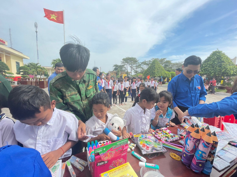 Tổ chức trò chơi, đổi rác thải nhựa lấy quà cho các cháu học sinh.