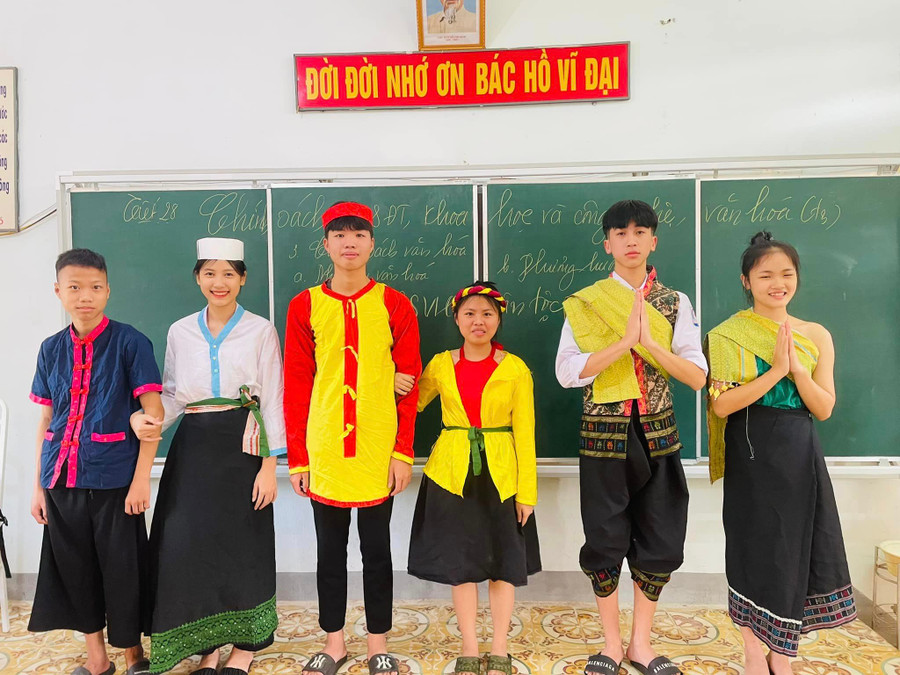 Thông qua các môn học GV đã lồng ghép những tiết học về giữ gìn, bảo tồn trang phục truyền thống dân tộc.