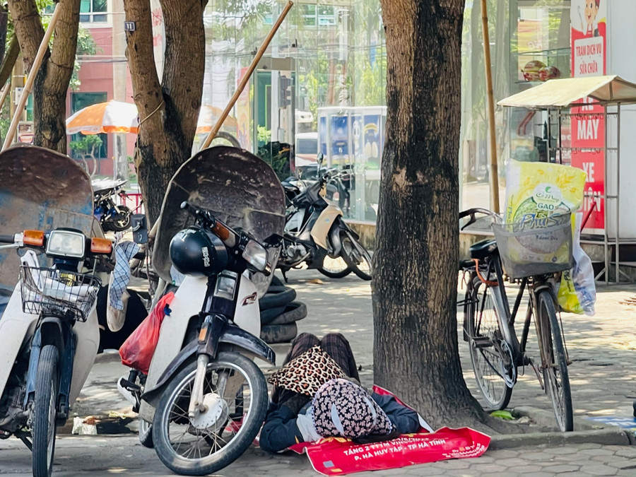 Những bóng cây ven đường Nguyễn Du trở thành nơi nghỉ ngơi lý tưởng của nhiều tốp thợ &quot;thuê gì làm nấy&quot;...