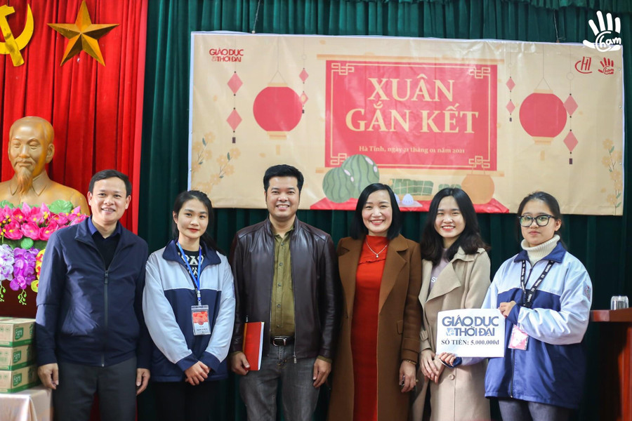 Hà An cùng các thành viên trong CLB Chạm (THPT Chuyên Hà Tĩnh) kết nối cùng báo GD&amp;TĐ khu vực MTTN trao quà tại làng trẻ SOS.