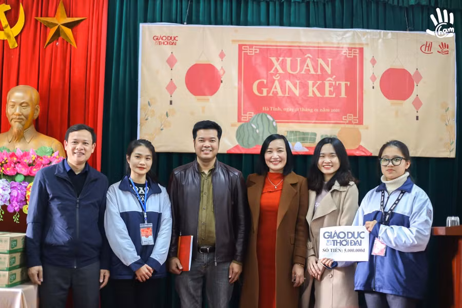 Hà An cùng các thành viên trong CLB Chạm (THPT Chuyên Hà Tĩnh) kết nối cùng báo GD&amp;TĐ khu vực MTTN trao quà tại làng trẻ SOS.