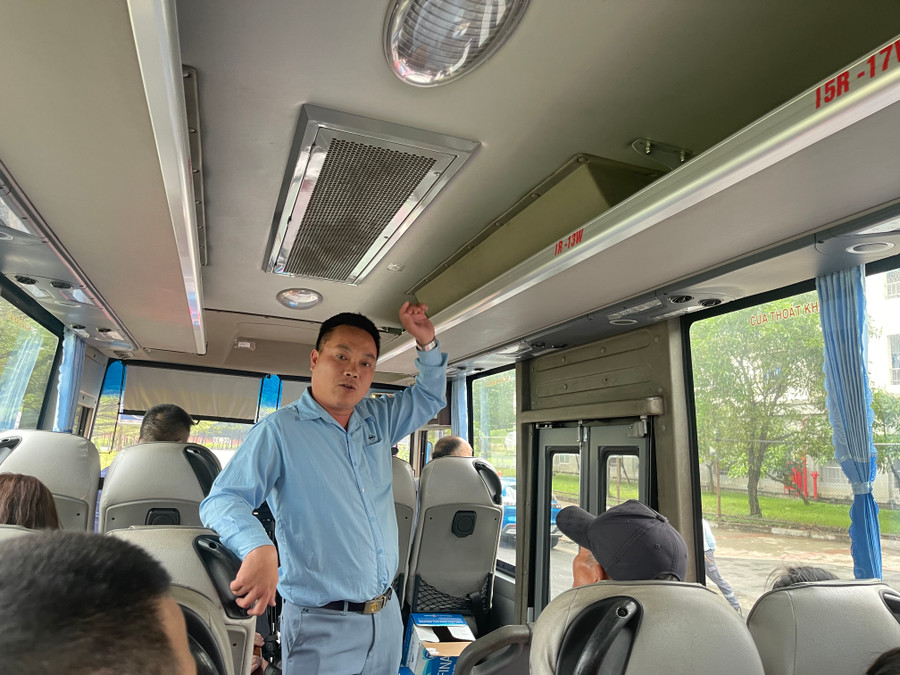 Nhân viên Formosa Hà Tĩnh giới thiệu các khu vực làm việc, cảnh quan tại doanh nghiệp.