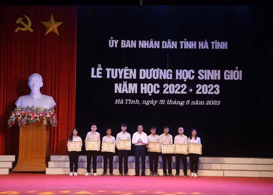 Chủ tịch UBND tỉnh Võ Trọng Hải tặng Bằng khen các HS đạt giải nhất tại kỳ thi HSG quốc gia.