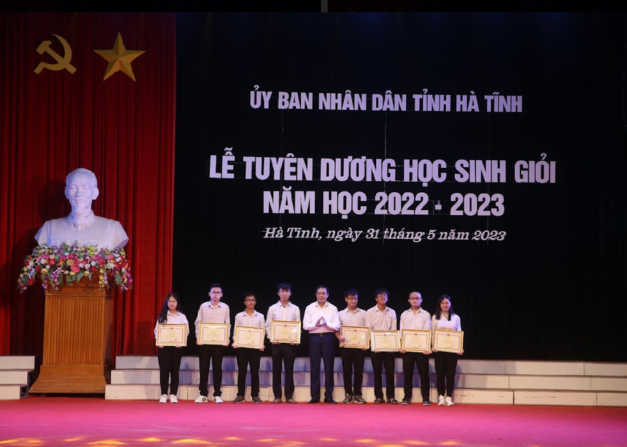 Chủ tịch UBND tỉnh Võ Trọng Hải tặng Bằng khen các HS đạt giải nhất tại kỳ thi HSG quốc gia. Chủ tịch UBND tỉnh Võ Trọng Hải tặng Bằng khen các HS đạt giải nhất tại kỳ thi HSG quốc gia.