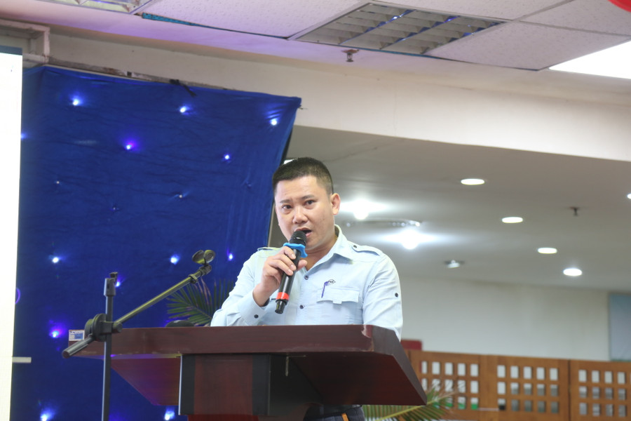 Anh Phạm Văn Anh - cán bộ bộ phận Luyện gang bày tỏ xúc động khi đón nhận phần thưởng tri ân từ Formosa Hà Tĩnh sau 10 năm công tác.