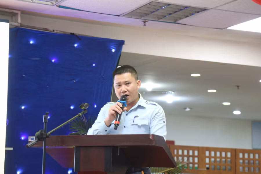 Anh Phạm Văn Anh - cán bộ bộ phận Luyện gang bày tỏ xúc động khi đón nhận phần thưởng tri ân từ Formosa Hà Tĩnh sau 10 năm công tác. Anh Phạm Văn Anh - cán bộ bộ phận Luyện gang bày tỏ xúc động khi đón nhận phần thưởng tri ân từ Formosa Hà Tĩnh sau 10 năm công tác.