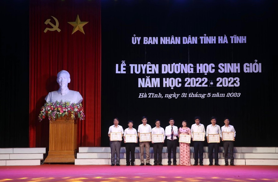 Các tập thể có thành tích trong bồi dưỡng HSG quốc gia nhận giấy khen Sở GD&ĐT. Các tập thể có thành tích trong bồi dưỡng HSG quốc gia nhận giấy khen Sở GD&ĐT.