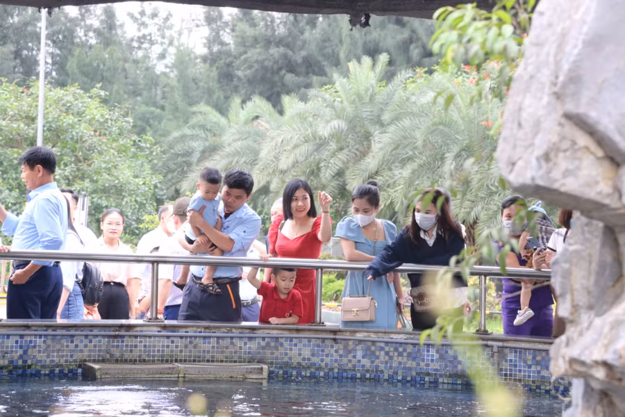 Với thời gian hơn 1h, những người thân của cán bộ, công nhân viên đã được "mục sở thị" nơi ăn, chốn ở của con em tại Formosa Hà Tĩnh.