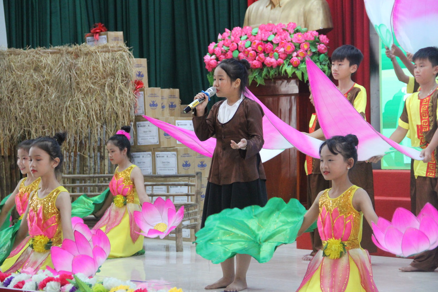 Học sinh trường Tiểu học Thạch Đài biểu diễn kể chuyện về Bác Hồ tại Hội nghị.