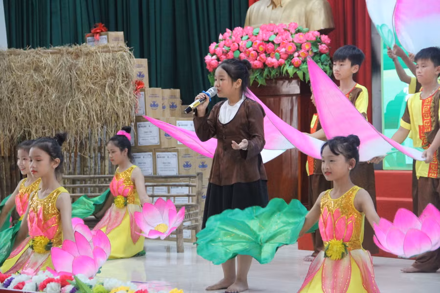 Học sinh trường Tiểu học Thạch Đài biểu diễn kể chuyện về Bác Hồ tại Hội nghị.