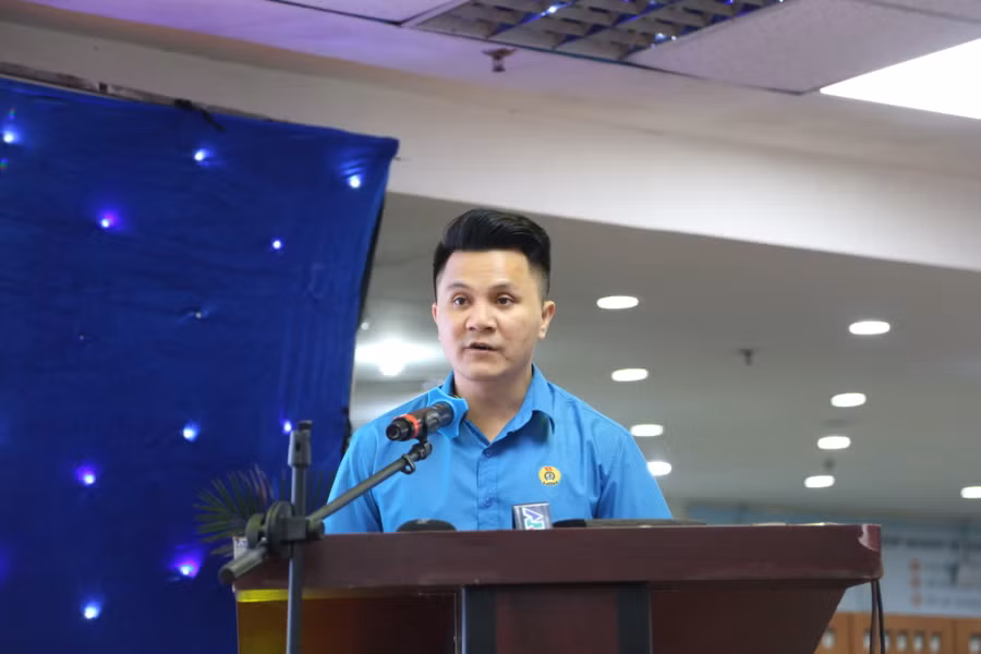 Chủ tịch Công đoàn Công ty Formosa Hà Tĩnh Hồ Sỹ Quốc mong muốn người lao động tiếp tục nỗ lực cống hiến góp phần phát triển công ty và đảm bảo đời sống gia đình. Chủ tịch Công đoàn Công ty Formosa Hà Tĩnh Hồ Sỹ Quốc mong muốn người lao động tiếp tục nỗ lực cống hiến góp phần phát triển công ty và đảm bảo đời sống gia đình.