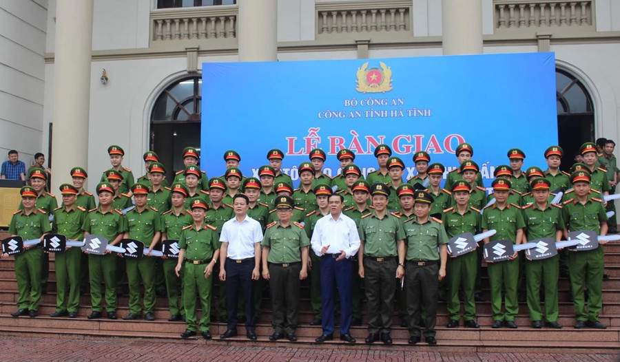 Thiếu tướng Hoàng Anh Tuyên cùng đại diện lãnh đạo tỉnh bàn giao 132 xe ô tô cho công an xã, thị trấn trên địa bàn tỉnh Hà Tĩnh. Thiếu tướng Hoàng Anh Tuyên cùng đại diện lãnh đạo tỉnh bàn giao 132 xe ô tô cho công an xã, thị trấn trên địa bàn tỉnh Hà Tĩnh.