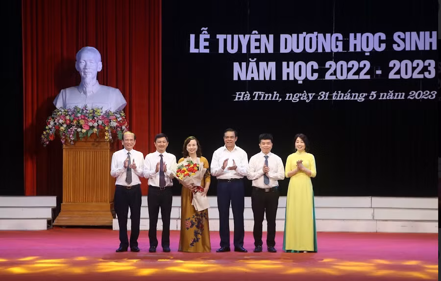 Chủ tịch UBND tỉnh Võ Trọng Hải và Phó Chủ tịch UBND tỉnh Lê Ngọc Châu tặng hoa chúc mừng ngành GD Hà Tĩnh.