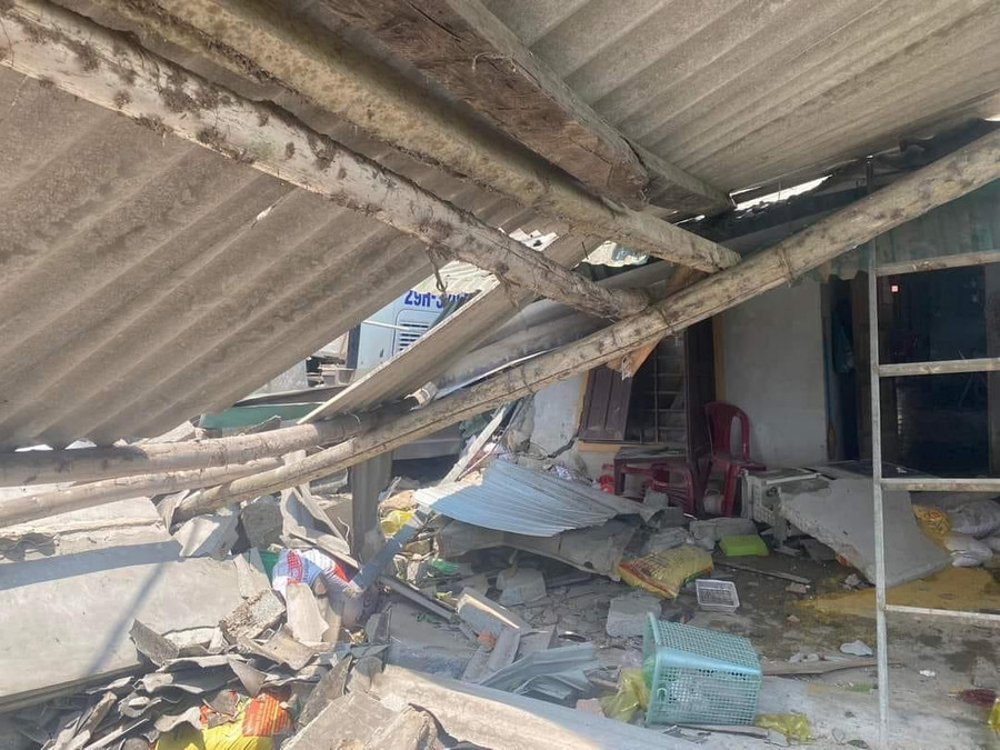 2 ngôi nhà bị hư hỏng nặng sau vụ tai nạn. 2 ngôi nhà bị hư hỏng nặng sau vụ tai nạn.