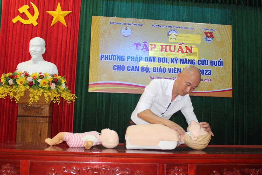 Hướng dẫn phương pháp cứu đuối và cấp cứu cho người bị nạn. Hướng dẫn phương pháp cứu đuối và cấp cứu cho người bị nạn.