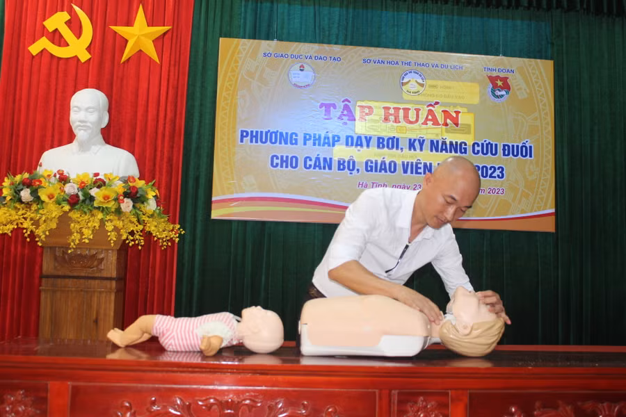 Hướng dẫn phương pháp cứu đuối và cấp cứu cho người bị nạn.