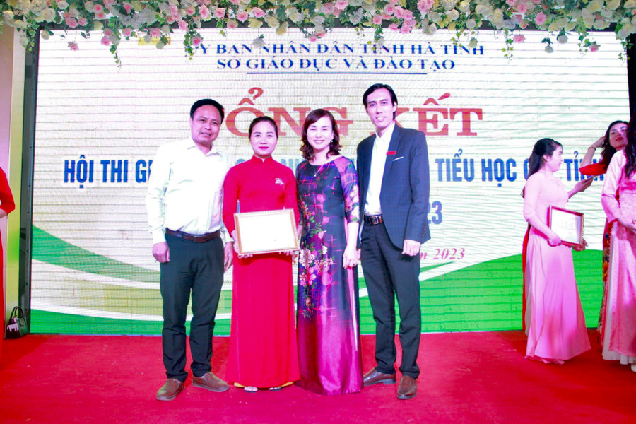 Cô giáo Lê Thị Cẩm Tú nhận giấy chứng nhận giải nhất tại Hội thi GVCN lớp giỏi tiểu học cấp tỉnh năm 2023. Cô giáo Lê Thị Cẩm Tú nhận giấy chứng nhận giải nhất tại Hội thi GVCN lớp giỏi tiểu học cấp tỉnh năm 2023.