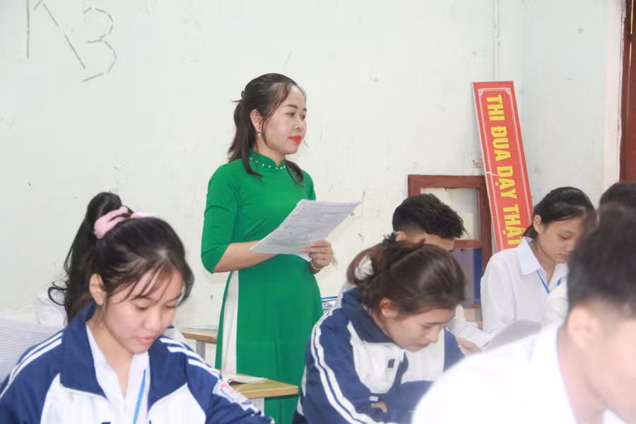 Một tiết ôn tập của học sinh 12, Trường THCS-THPT DTNT Hà Tĩnh