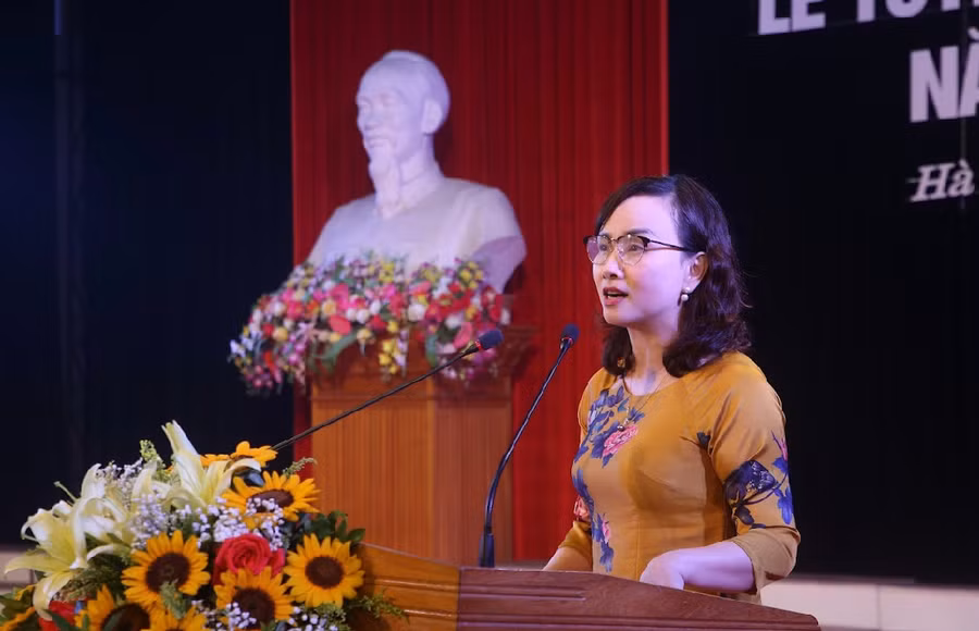 Bà Đặng Thị Quỳnh Diệp - Giám đốc Sở GD&amp;ĐT báo cáo kết quả HSG của Hà Tĩnh trong năm học 2023-2023.