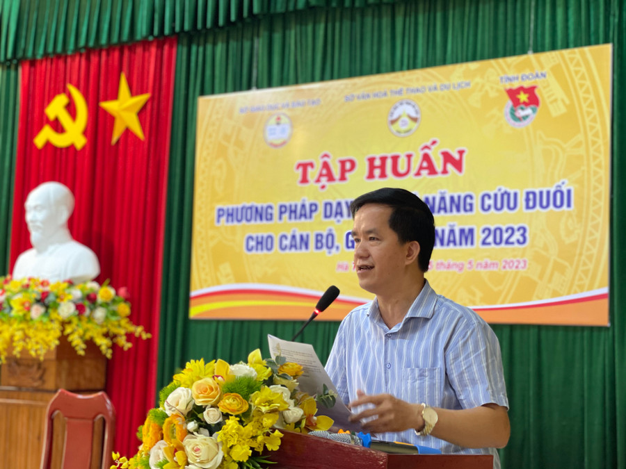 Ông Nguyễn Duy Ngọc - Trưởng phòng Chính trị tư tưởng (Sở GD&ĐT Hà Tĩnh) phát biểu tại lớp tập huấn. Ông Nguyễn Duy Ngọc - Trưởng phòng Chính trị tư tưởng (Sở GD&ĐT Hà Tĩnh) phát biểu tại lớp tập huấn.